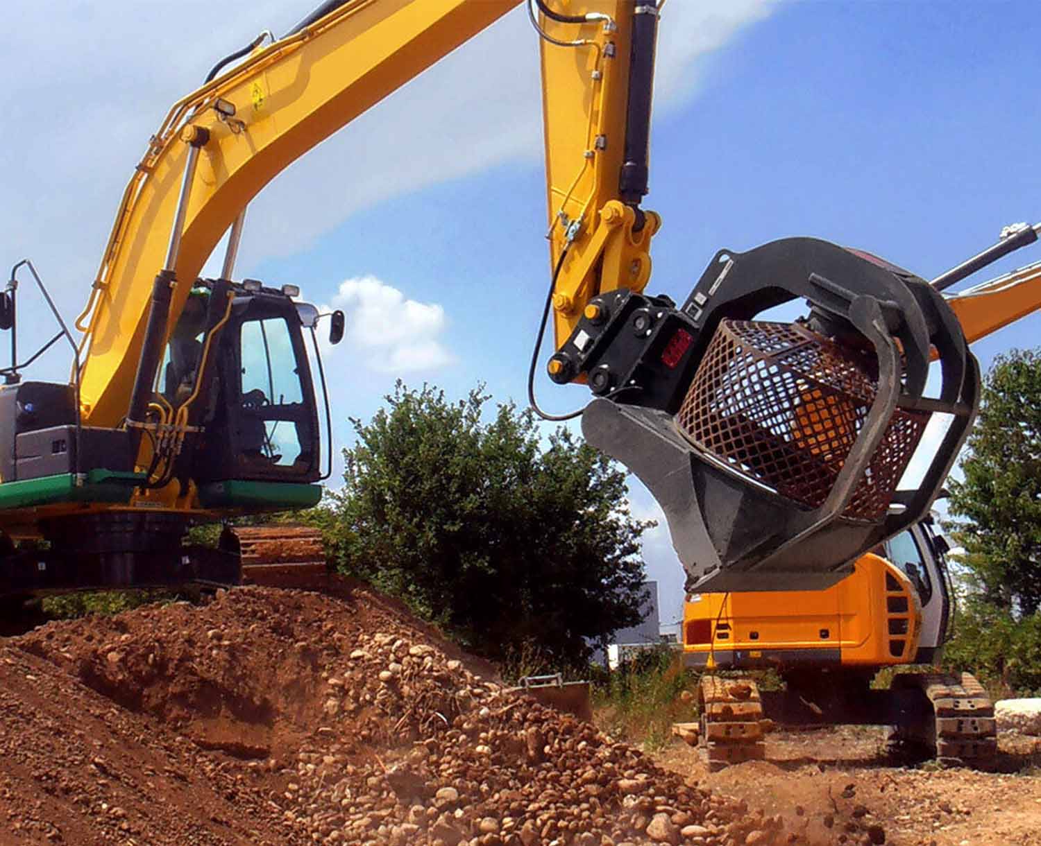 left side angled view of an excavator with a VTN screening bucket attachment on the end of the boom